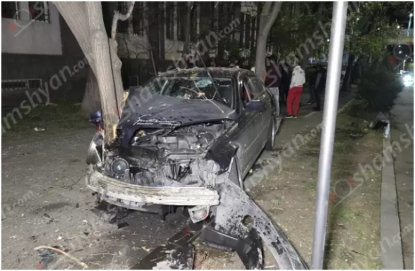 Արշակունյաց պողոտայում բախվել են «BMW X5»-ն ու մեկ այլ «BMW»-ն, որոնցից մեկը հայտնվել է մայթին ու բախվել ծառին